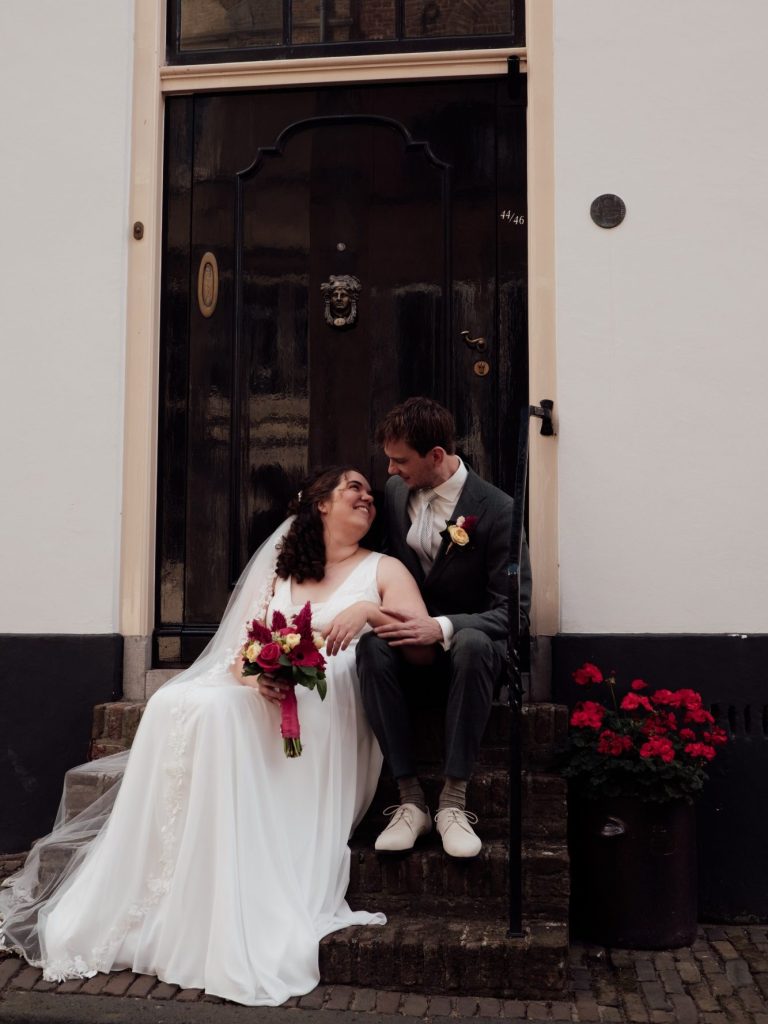 Bruidspaar tijdens de fotoshoot romantisch vastgelegd door trouwfotograaf Amersfoort