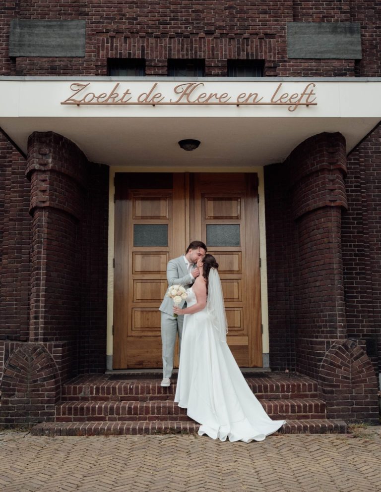 Bruidspaar tijdens de fotoshoot romantisch vastgelegd door trouwfotograaf Amersfoort