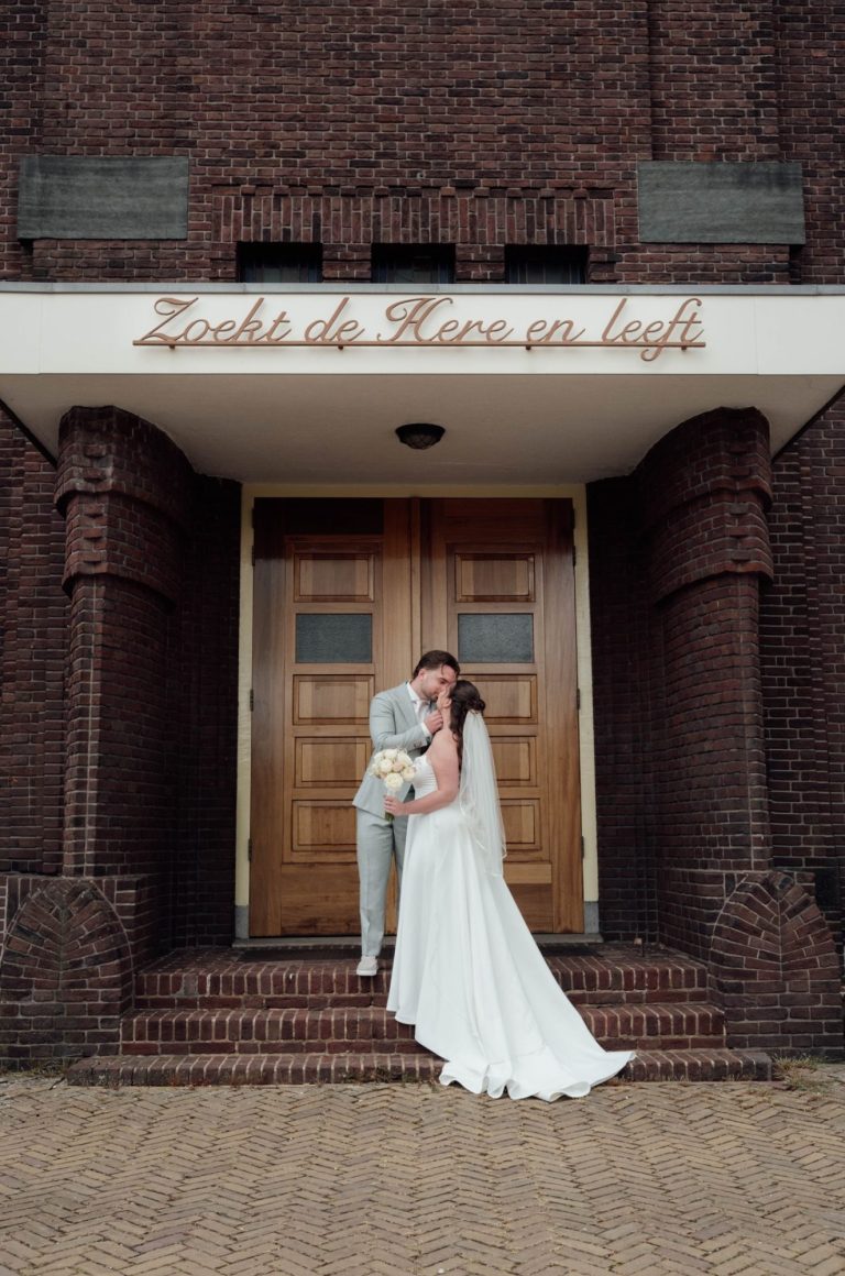 Trouwfotograaf Amersfoort Bruidspaar tijdens de fotoshoot romantisch vastgelegd door trouwfotograaf Amersfoort