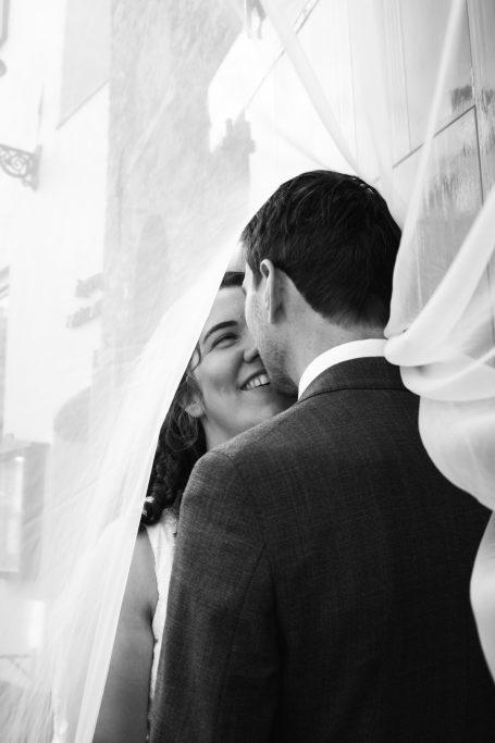 Bruidspaar tijdens de fotoshoot, trouwfotograaf Amersfoort