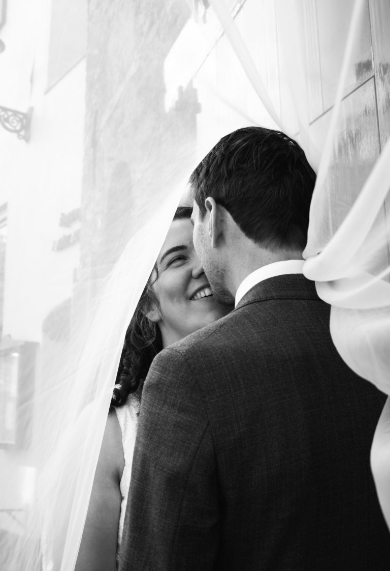 Bruidspaar tijdens de fotoshoot romantisch vastgelegd door trouwfotograaf Amersfoort