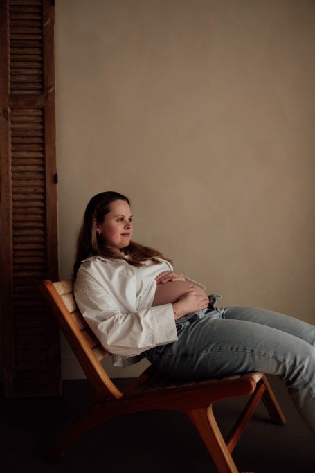 Zwangerschapsshoot in een daglicht studio in Amersfoort