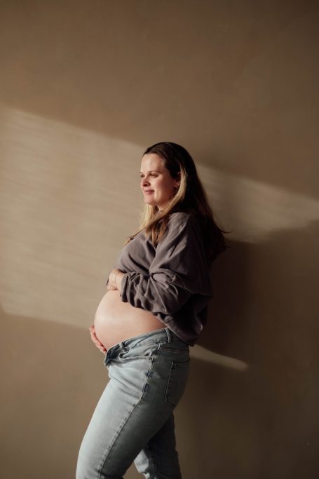Zwangerschapsshoot in daglicht studio in Amersfoort