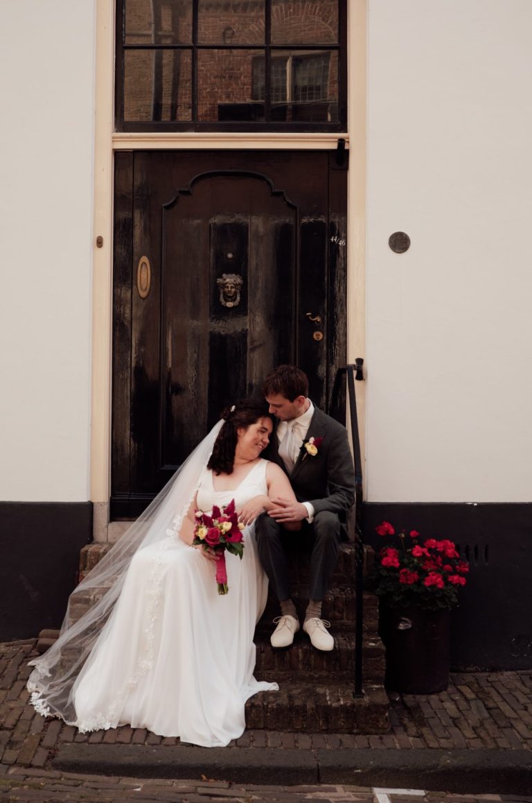 Bruidspaar tijdens de fotoshoot romantisch vastgelegd door trouwfotograaf Amersfoort
