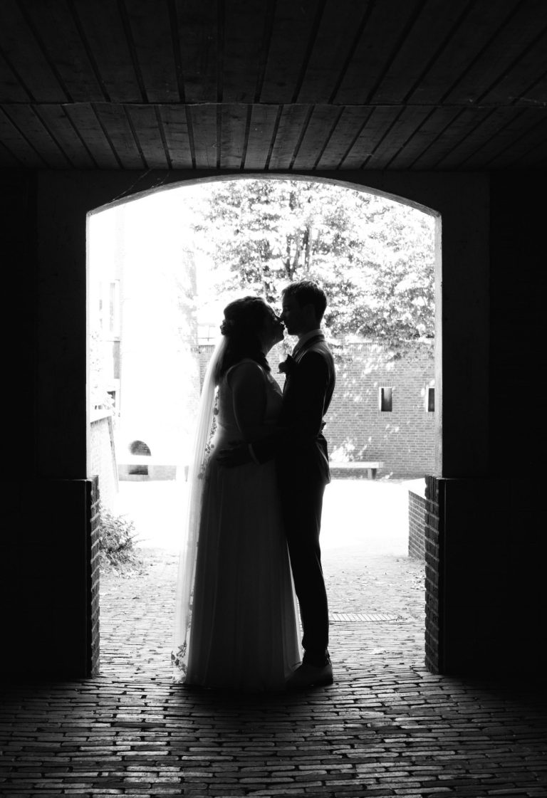 Bruidspaar tijdens de fotoshoot romantisch vastgelegd door trouwfotograaf Amersfoort