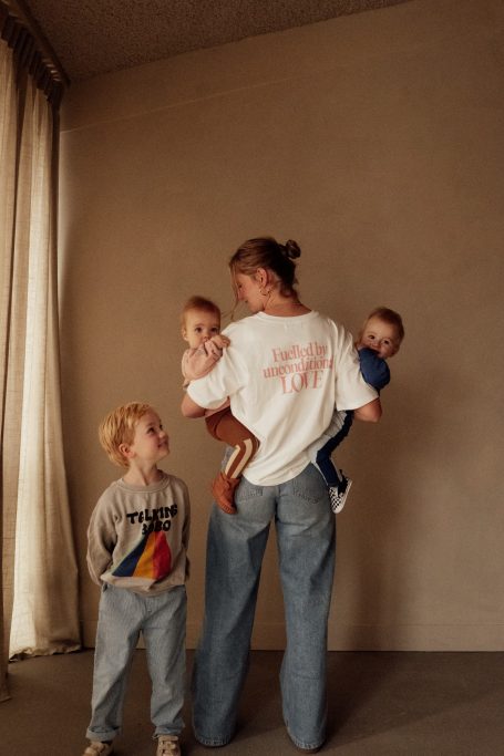 Familie shoot moederschap in een daglicht studio Amersfoort