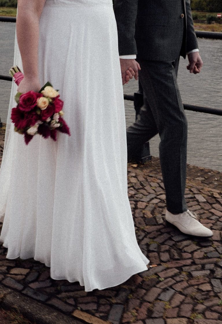 Bruidspaar tijdens de fotoshoot romantisch vastgelegd door trouwfotograaf Amersfoort