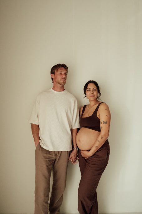 Zwangerschapsshoot in een daglicht studio in Amersfoort