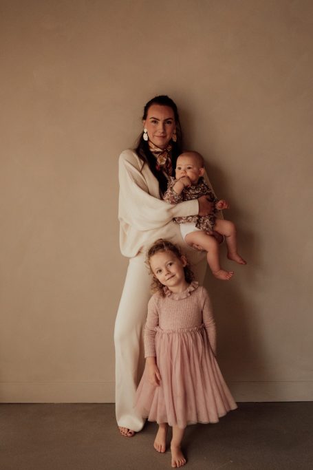 Familie shoot moederschap in een daglicht studio Amersfoort